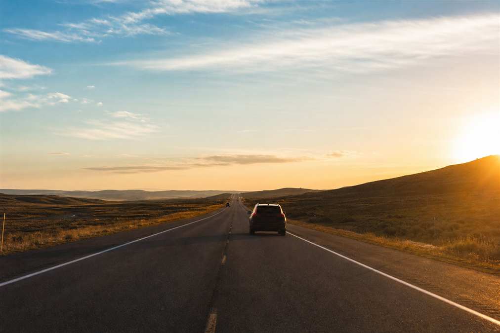 Estrada com veículo em viagem